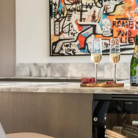 Aurelia Roc Hofborg Properties 아파트