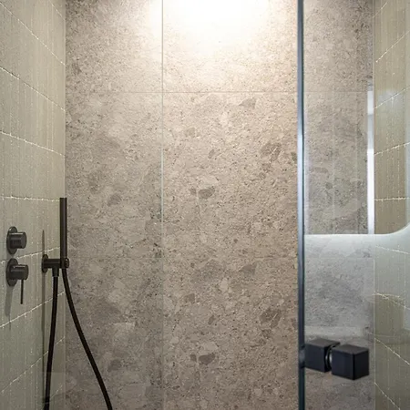 Aurelia Roc Hofborg Properties אנטיב
